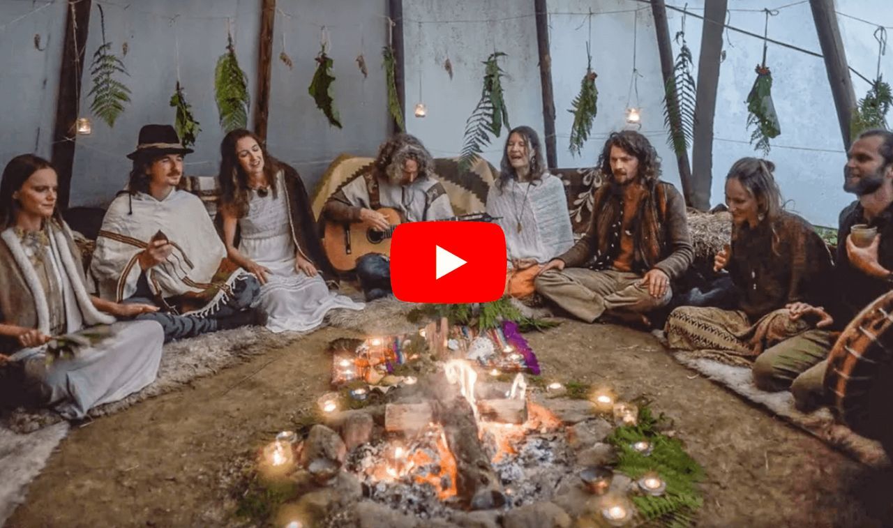 Vorschaubild zum Cacaocito-Musikvideo: Gruppe musiziert mit Gitarre um ein Kerzenfeuer im Tipi