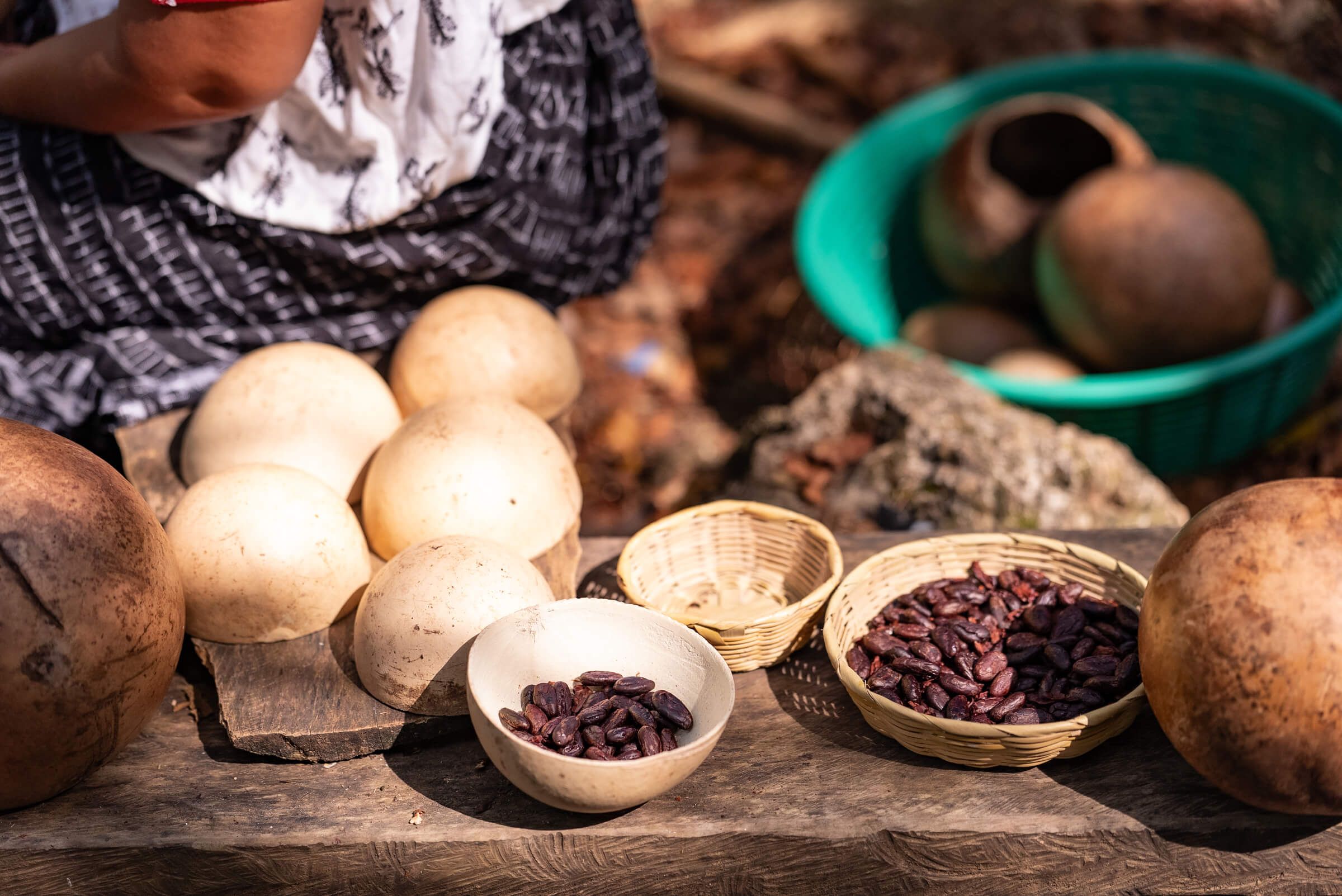 Traditionelle Jícara-Gefäße aus Kalebasse und fermentierte Kakaobohnen in Guatemala